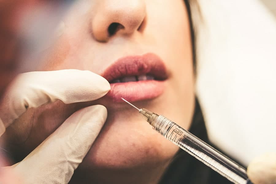 Choisir meilleur chirurgien injections d’acide hyaluronique à Paris